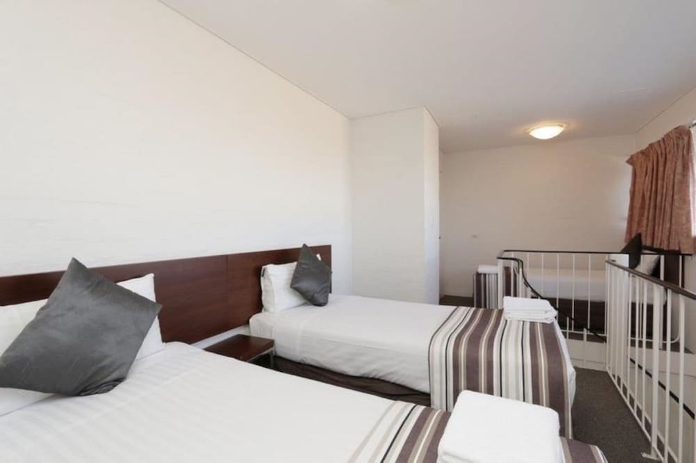 2 Bedrooms, Loft, Apartment, 1 Queen and 3 Single Beds