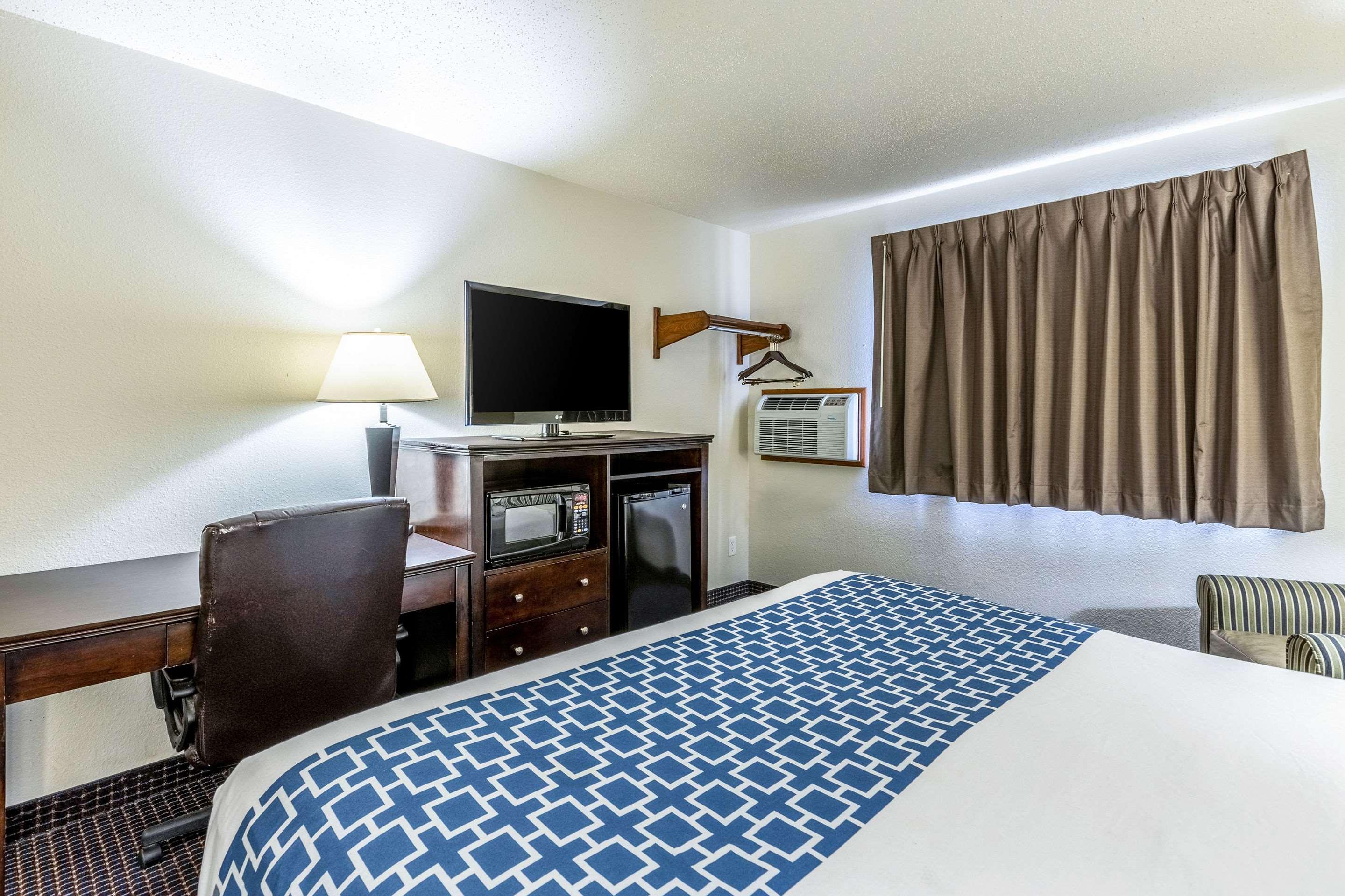 غرفة بسرير مزدوج، Econo Lodge Inn & Suites Auburn, MI 4/6