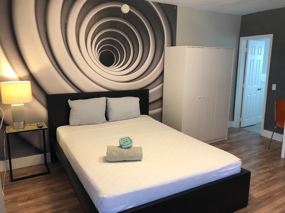 Chic, Flat, Queen Bed, Kitchen