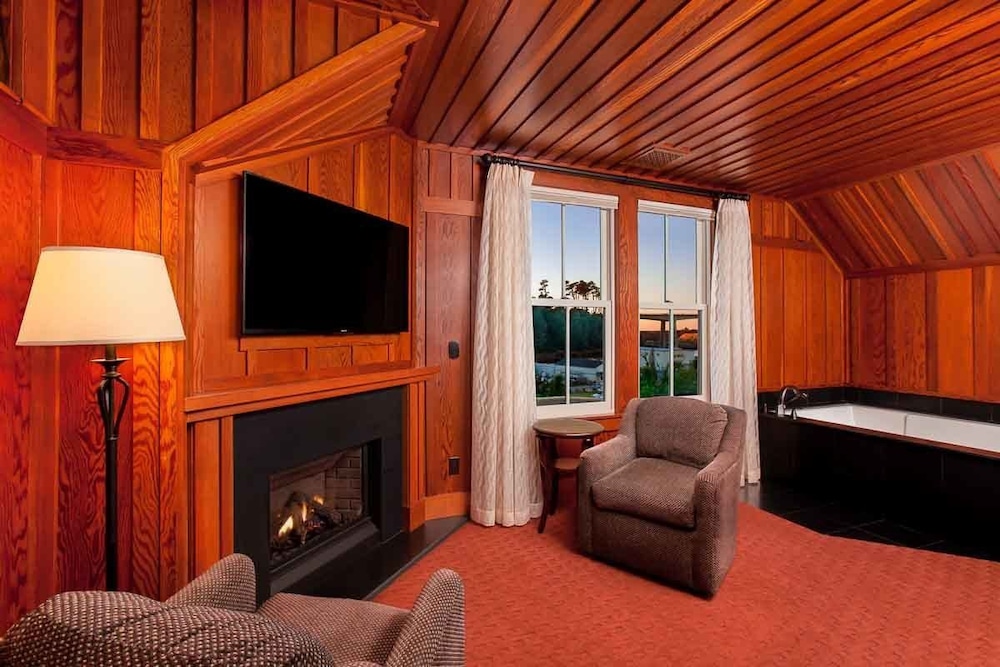 Noyo Harbor Inn Restaurant and Tavern 24/50