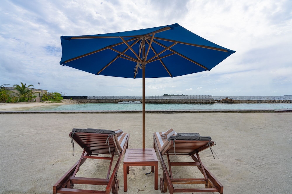 HULHULE ISLAND HOTEL 52/55