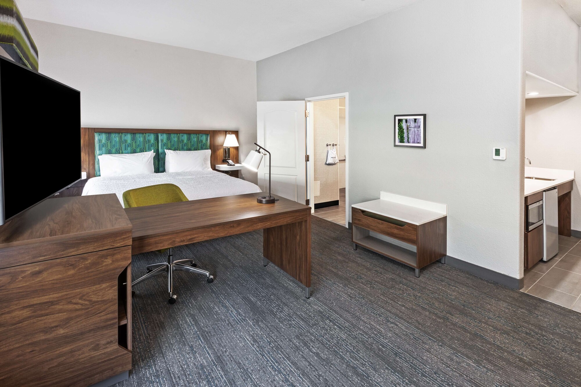 SUITE, KING BED, ACCESSIBLE