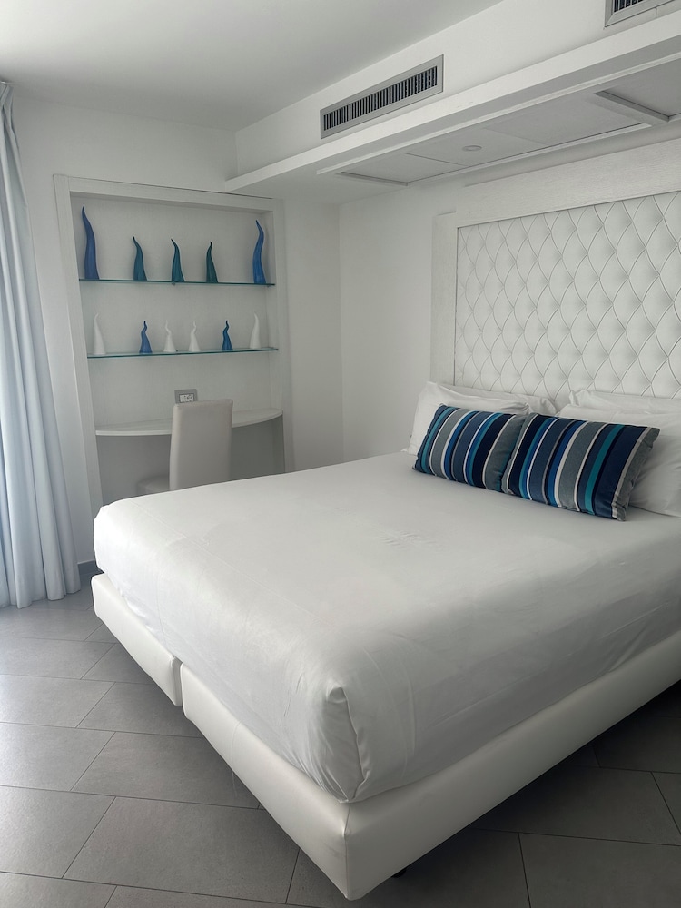 SUPERIOR, DOUBLE BED, JETTED TUB