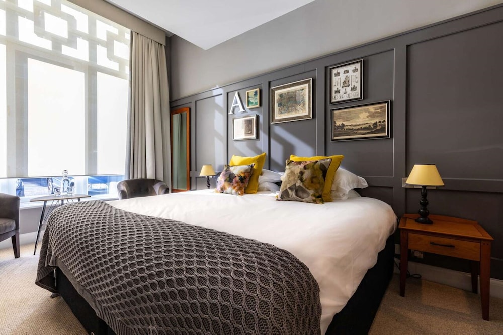Crown Hotel 8/50