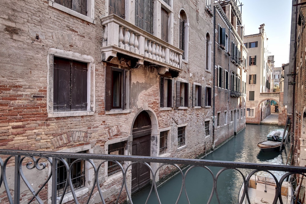 Rialto Canal View 20/25