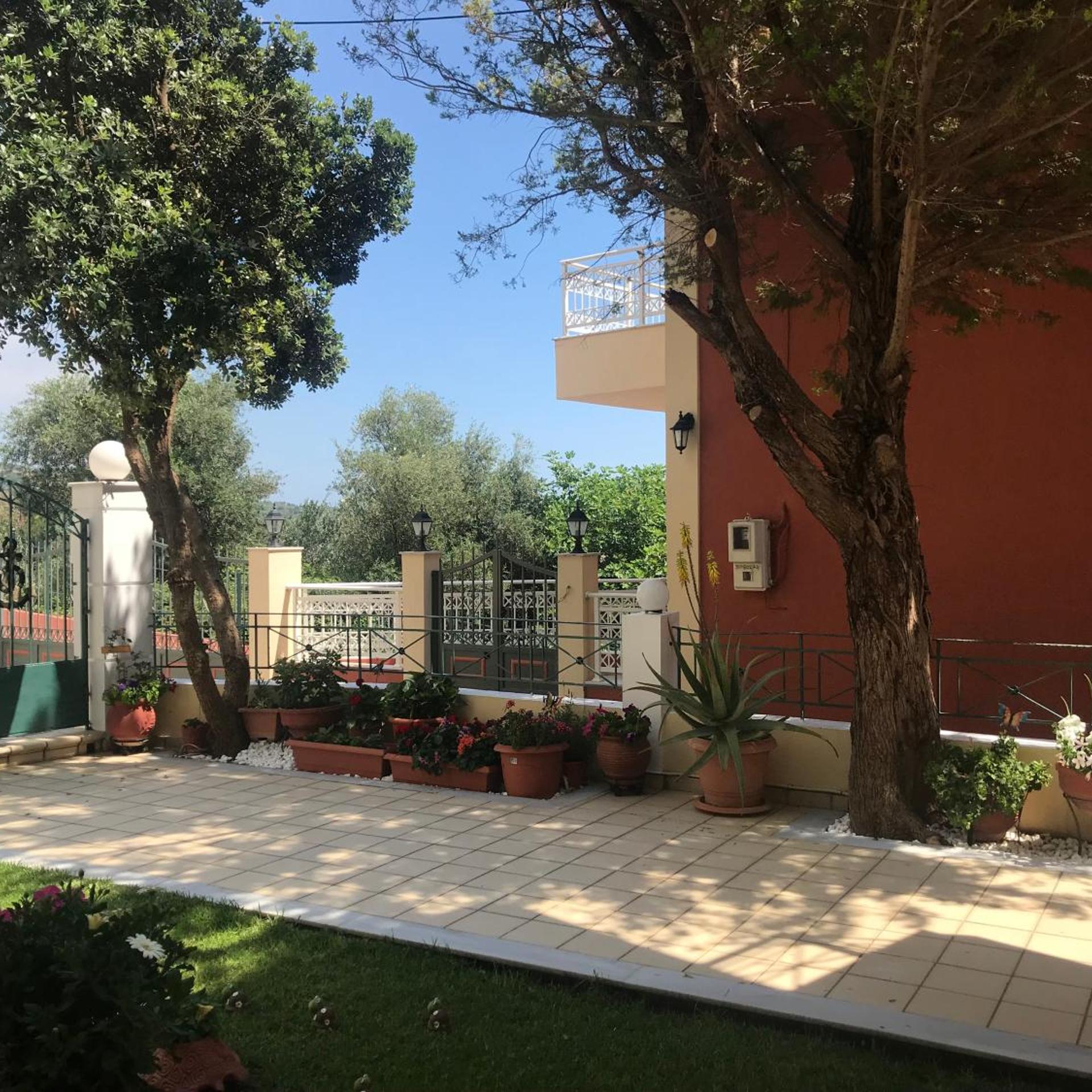 Naftilos Studios 40/54