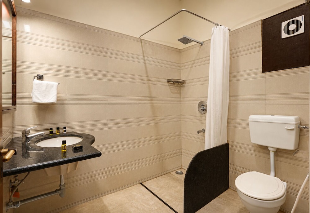 Hotel Sarovar 47/50