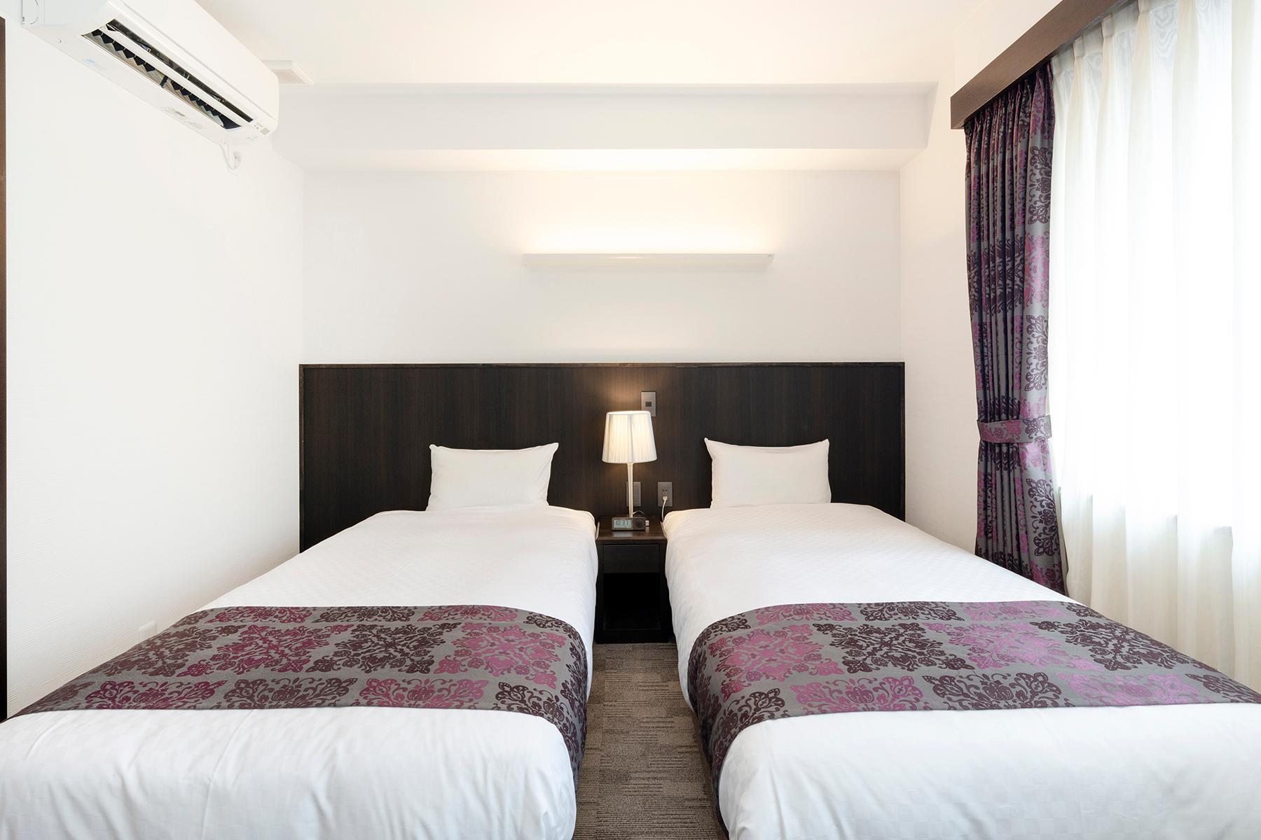 ROOM, TWIN BEDS