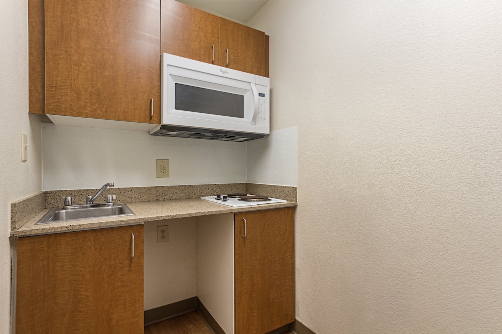 HomeTowne Studios by Red Roof Dallas - Irving 21/22
