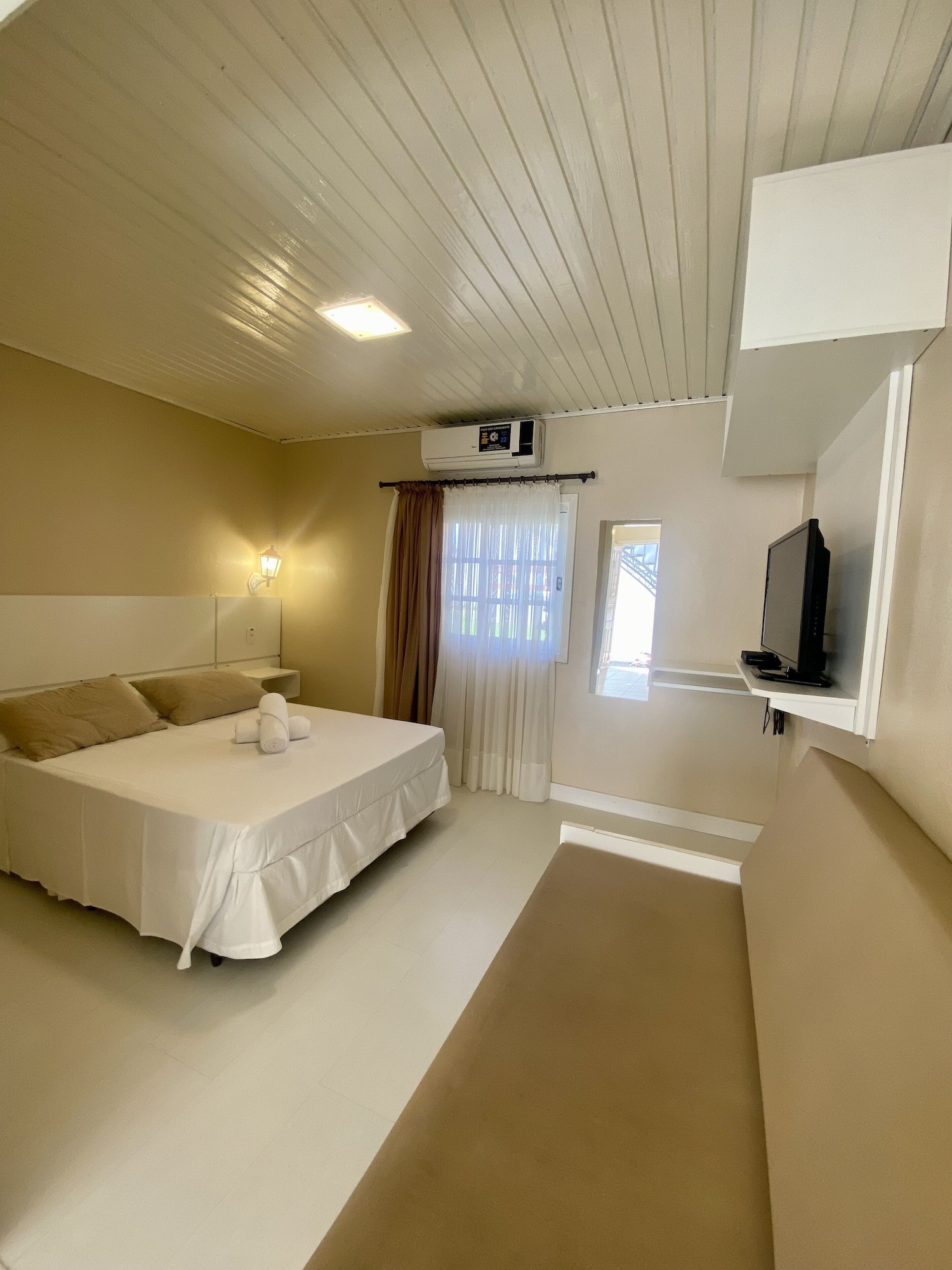 ECONOMY, CHALET, QUEEN BED, SOFA