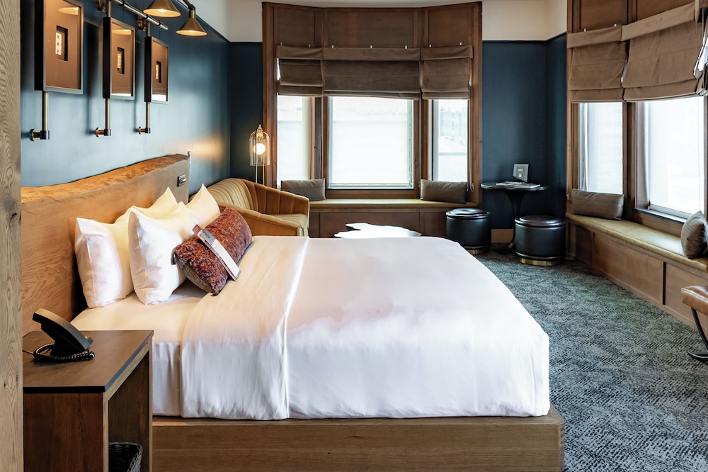 HERITAGE, KING BED, CORNER