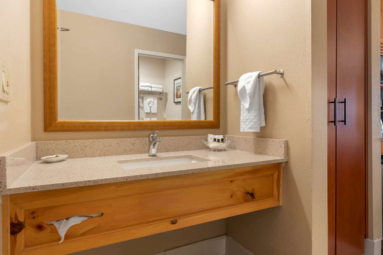 غرفة بسرير كينج، Best Western Plus Olympic Inn 4/5