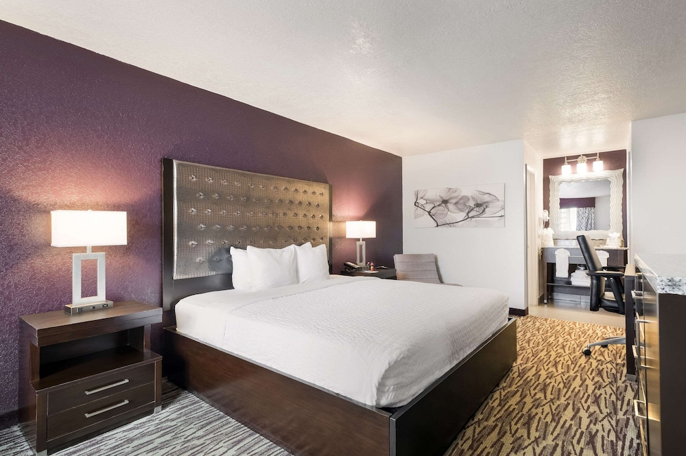 غرفة قياسية بسرير كينج، Clarion Inn & Suites Across From Universal Orlando Resort 9/10