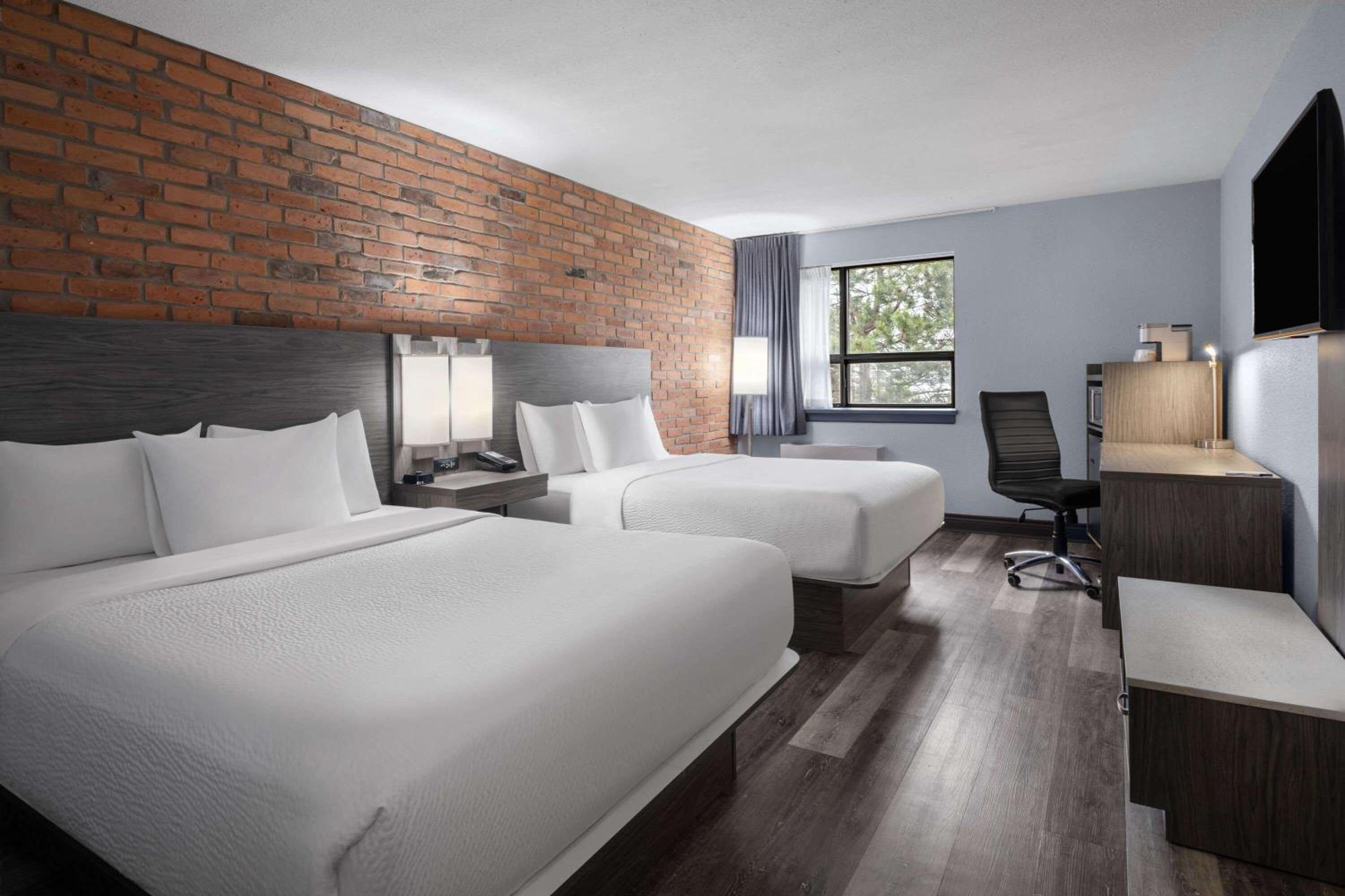 غرفة ديلوكس بسرير كينج وسريرين كوين، Travelodge by Wyndham Barrie on Bayfield 9/10