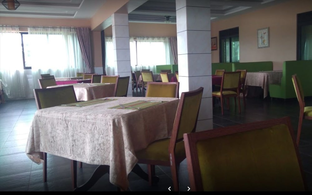 Courtyard International Hotel 33/40