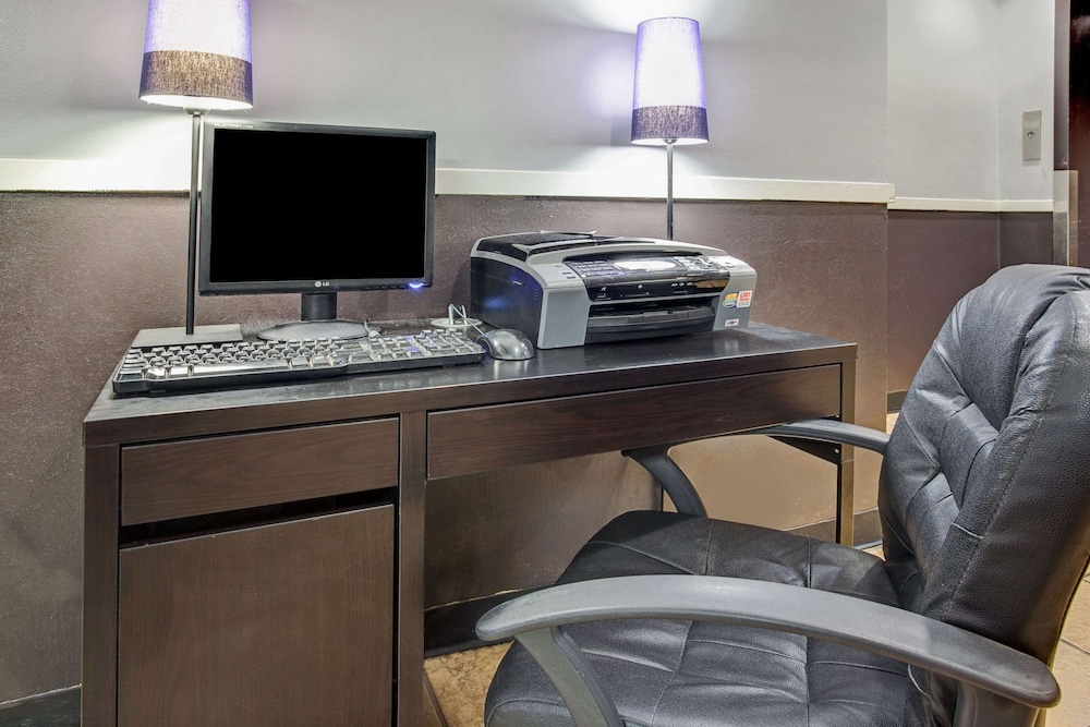 Days Inn By Wyndham Livonia - Detroit 52/59