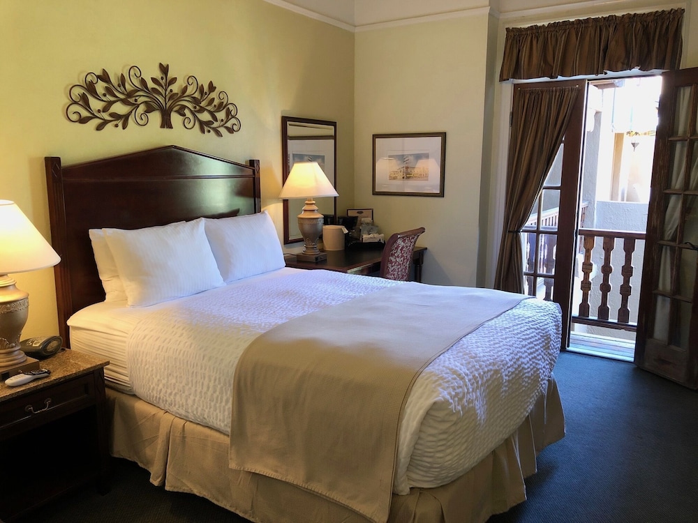Courtyard, Queen Bed