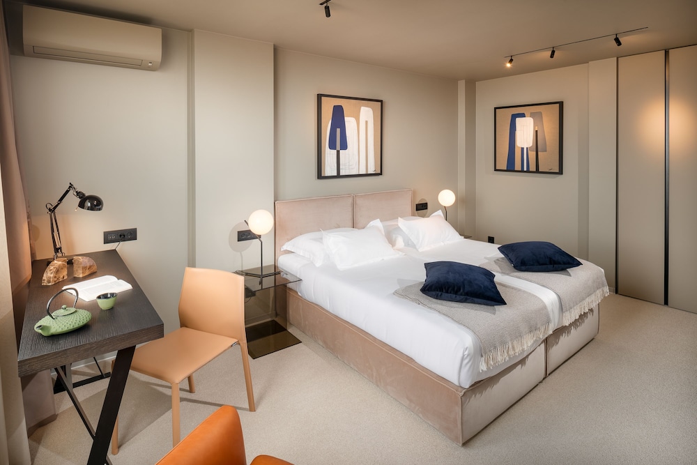 Hotel Royal Suites 42/73