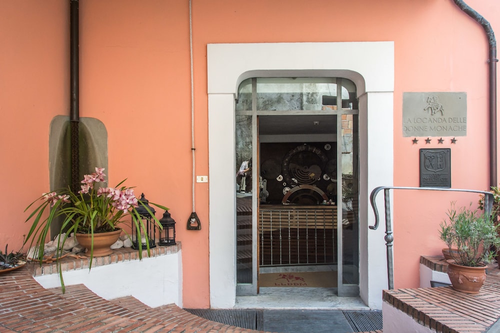 LA LOCANDA DELLE DONNE MONACHE 2/59