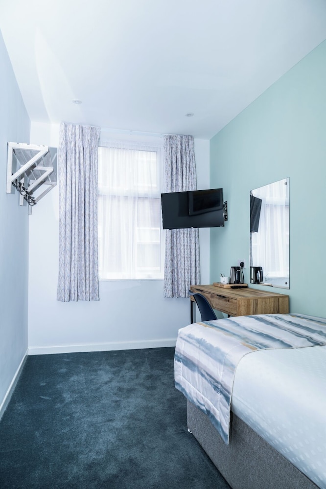 ROOM, SINGLE