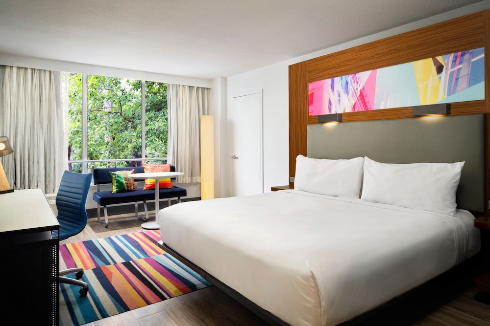 SUITE, KING BED, ACCESSIBLE
