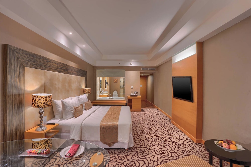 Deluxe, King Bed, Accessible, Wyndham Surabaya City Centre 9/10