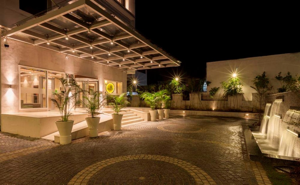 Lemon Tree Hotel Lucknow 22/23