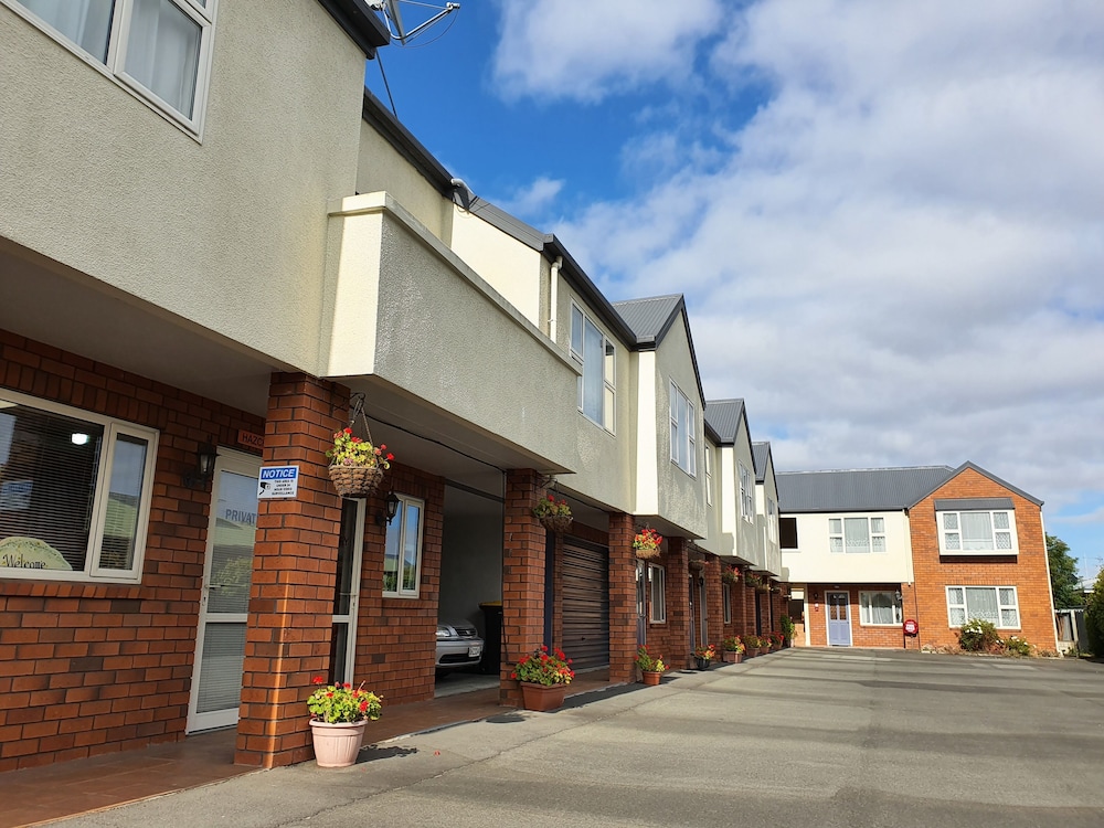 Rosewood Court Motel 45/48