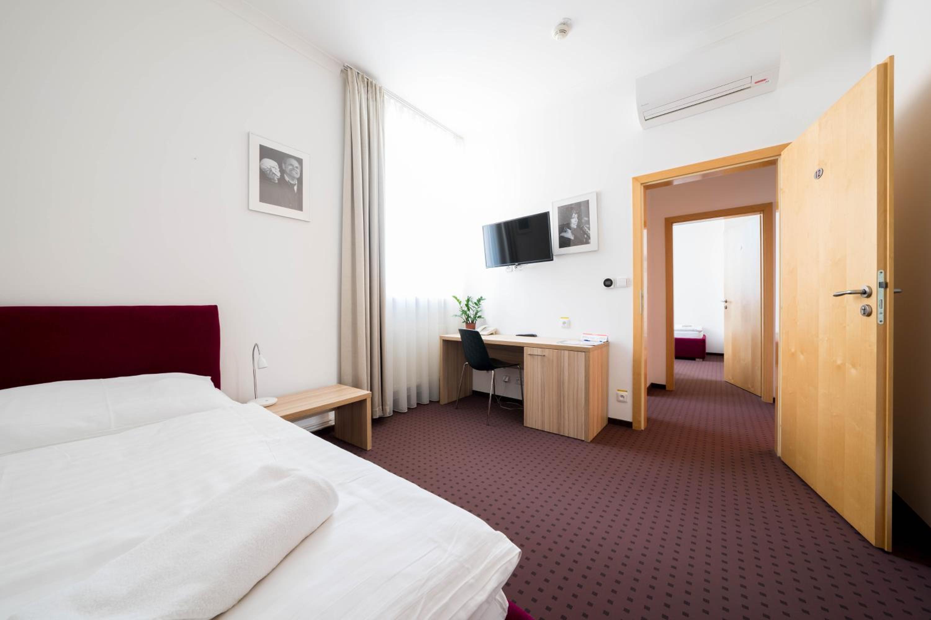 Room, Single, Shared Bathroom