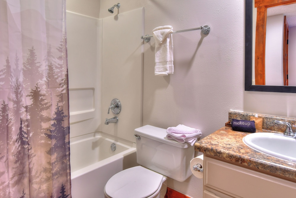 Condo, Plus, Loft, Studio, Queen Bed, Sofa، Wedgewood Lodge 2/3