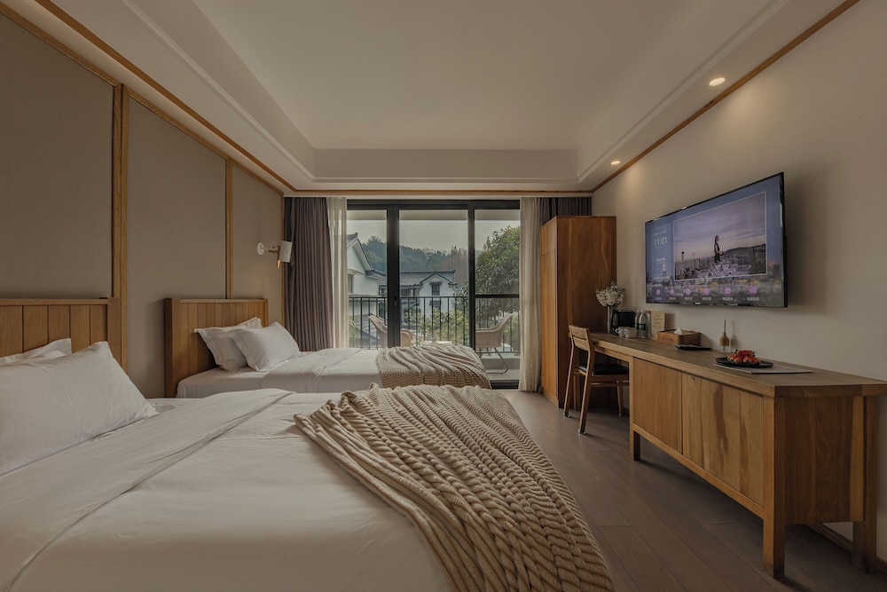 PREMIUM, TWIN BEDS, BALCONY