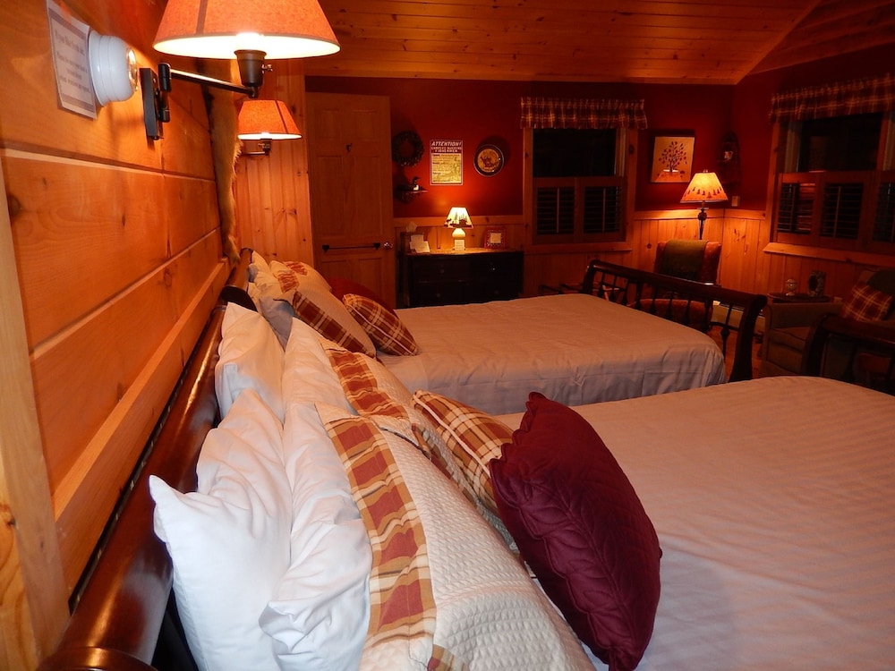 Kiwassa Lake Bed & Breakfast and Cabins 8/50