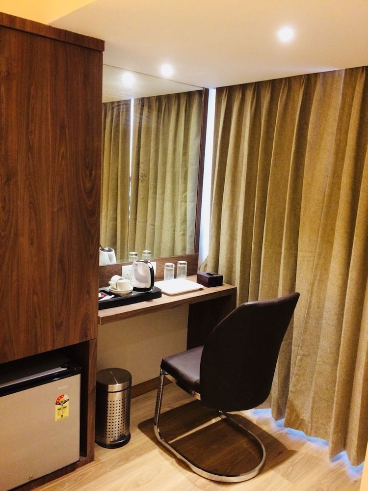 HOTEL AARYA INTERNATIONAL 13/15