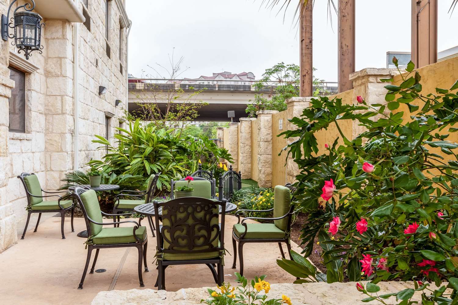 Comfort Suites Alamo Riverwalk 33/35