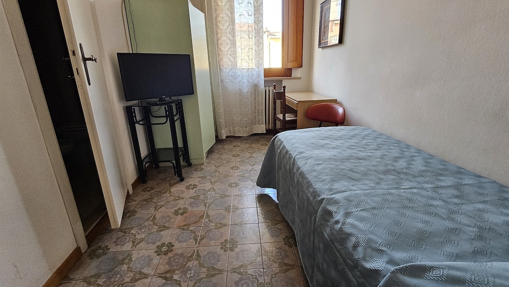 ROOM, SINGLE