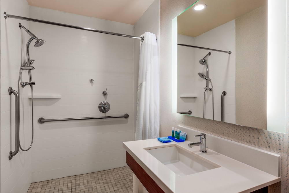 Holiday Inn Express Suites Oroville Lake 12/60