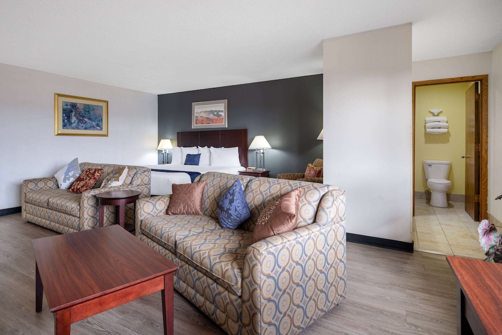 Travelodge by Wyndham Merrill 36/50
