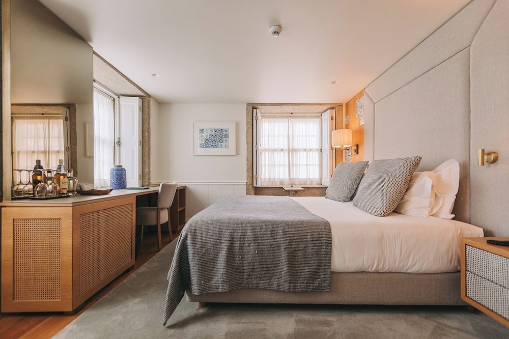 DELUXE, DOUBLE OR TWIN BED, RIVER VIEW