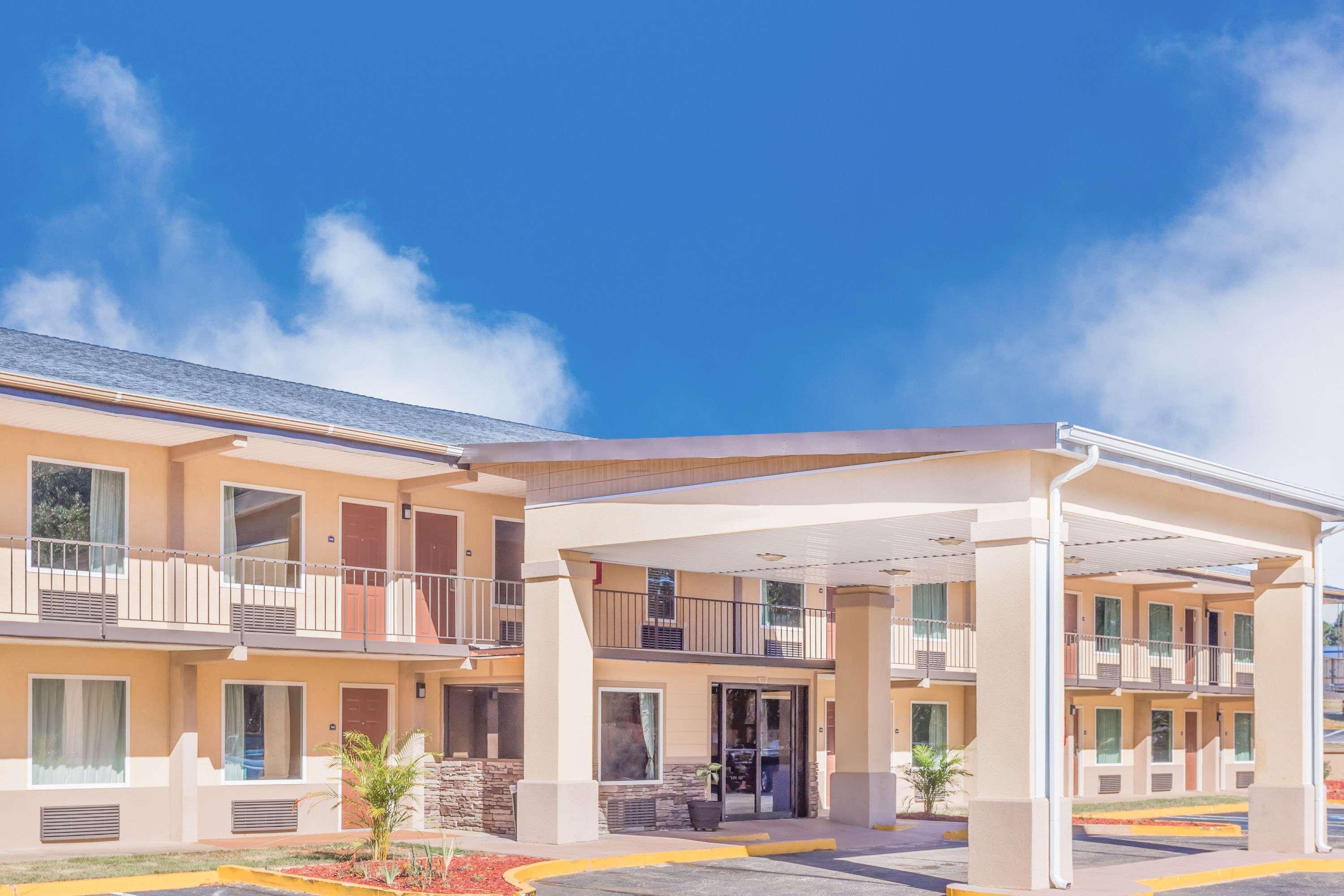 Days Inn by Wyndham Lavonia 1/15