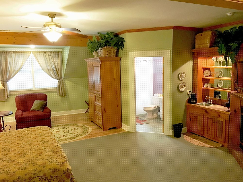 Highland Lake Inn & Resort 58/77