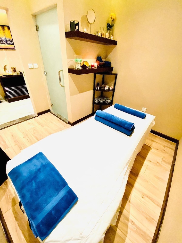 نافيتي ورويك الدمام(Naviti Warwick Dammam) 18/40