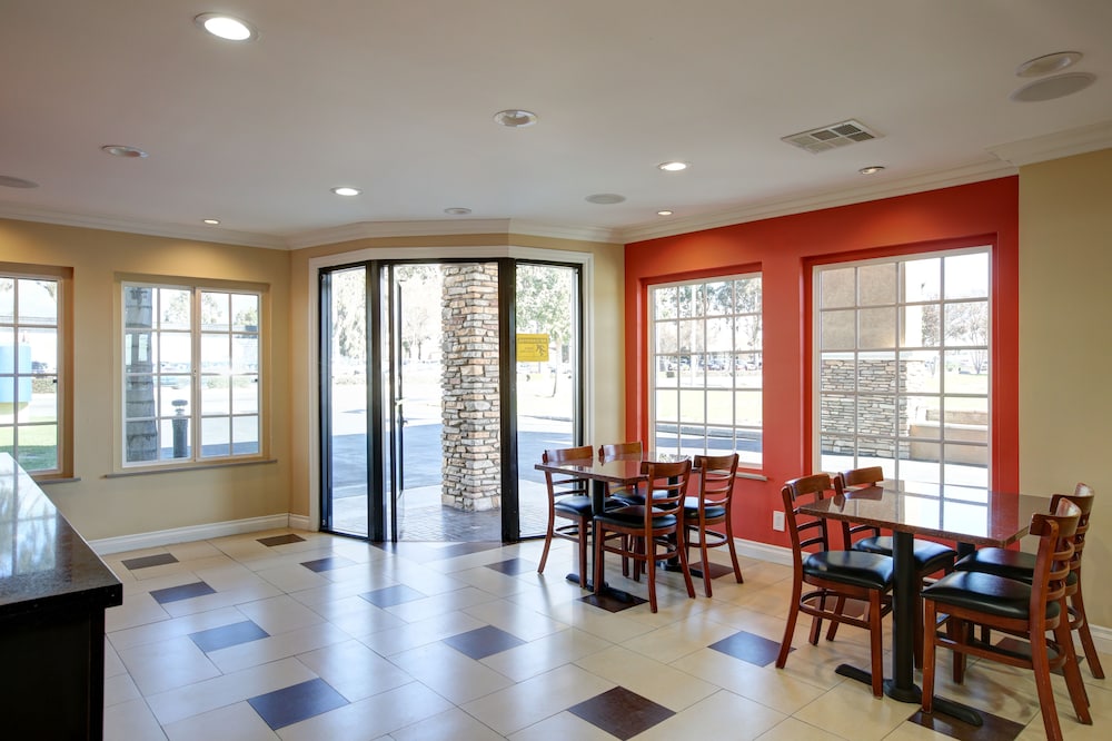 Ontario Inn & Suites 33/50