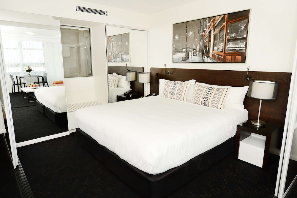 Oaks Gladstone Grand Hotel 12/72