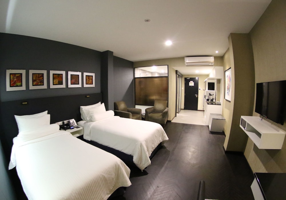 Bedrock Hotel 13/50