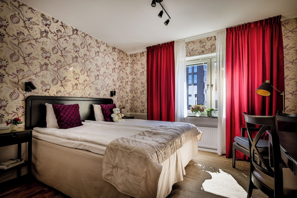 ROOM, TWIN BEDS, NO ELEVATOR
