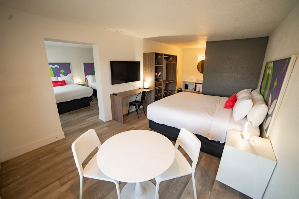 JUNIOR SUITE, MULTIPLE BEDS