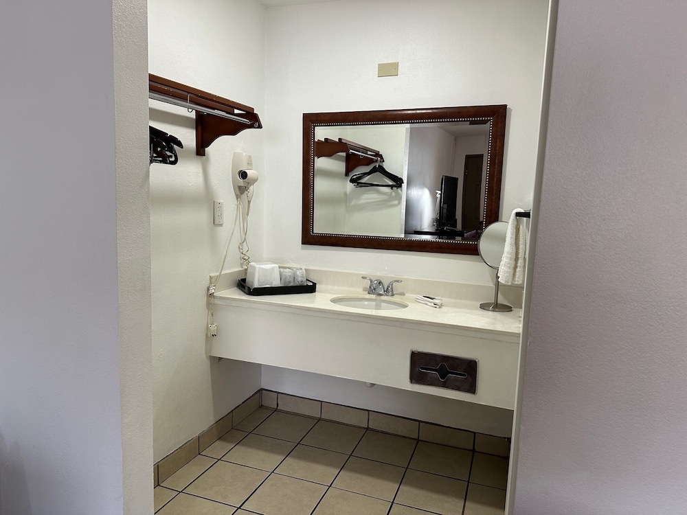 Desert Sands Inn & Suites Albuquerque 27/28