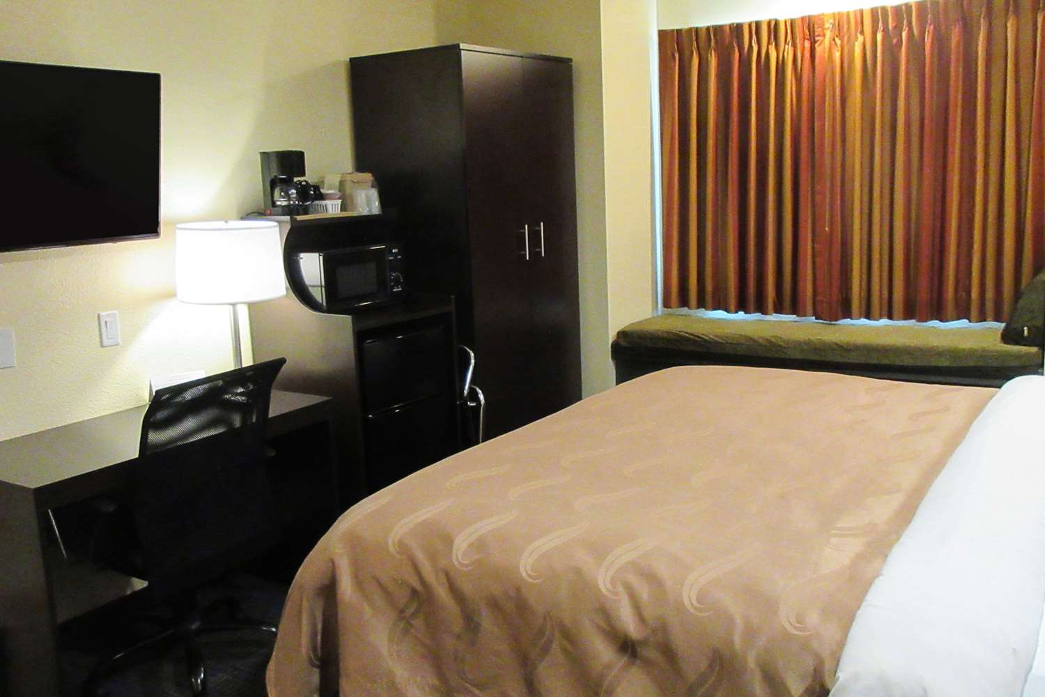 جناح بسرير كينج، Quality Inn and Suites near NAS Fallon 2/6