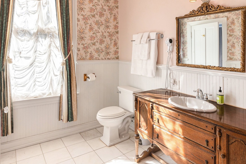 Hassinger Daniels Mansion Bed and Breakfast 46/50