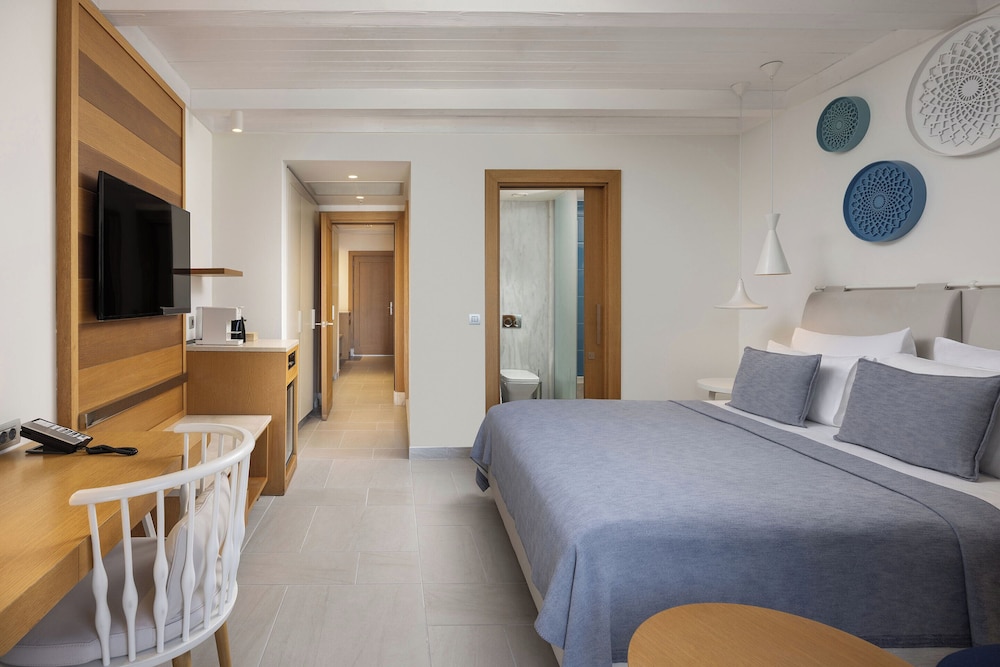 Swim Up, Family, King and Twin Beds